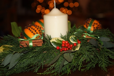 Finished candle table arrangement made of clove & orange pomander with cinnamon.