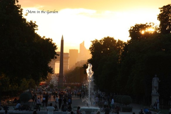 We were walkable to this park outside the Louvre.  The 'arch' in the background is a smaller version of the Arc de Triomphe.