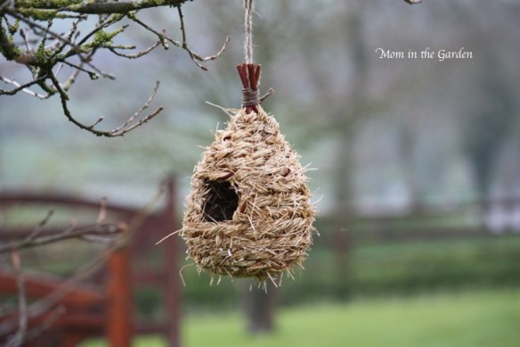 a rustic feel to the birdhouse too