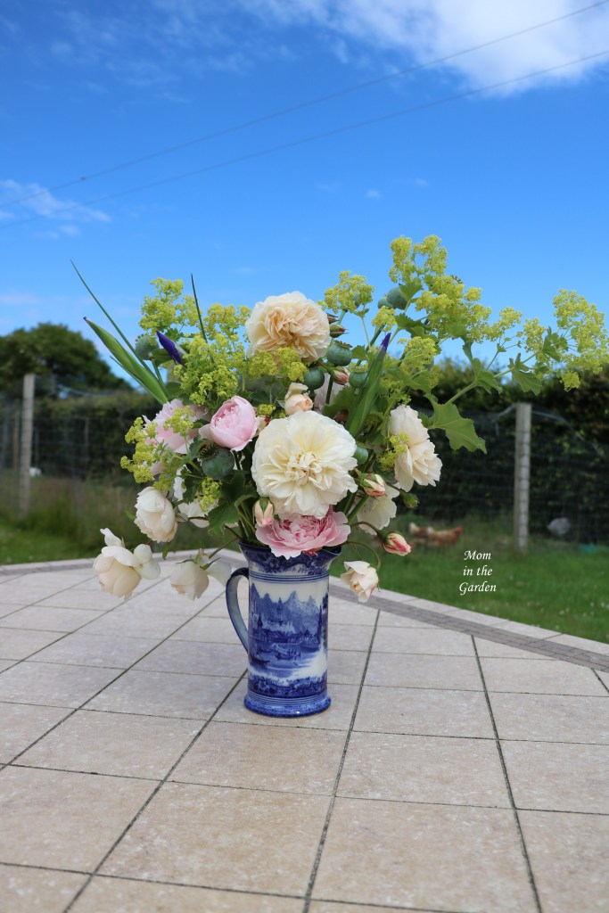Flower arrangement with lady's mantle